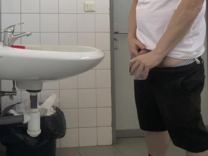 AmateurBoysPissing: Lelaki Mengambil Sampel Air Kencing di Tandas Hospital