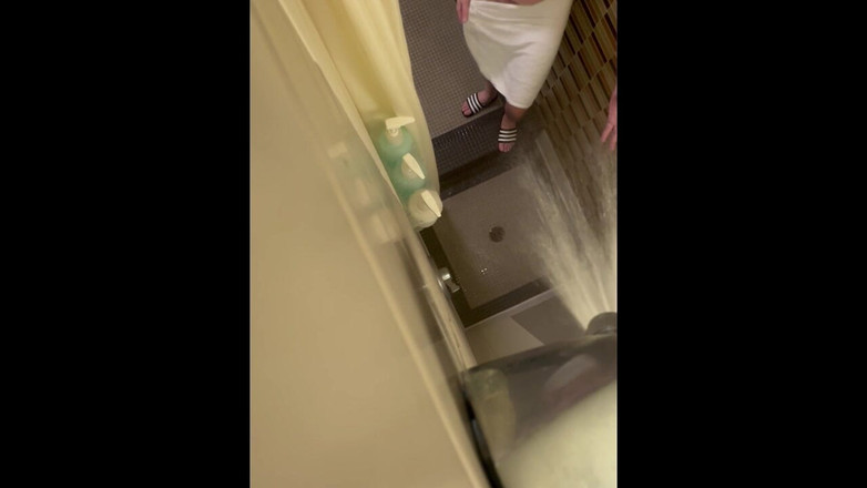 Chase Dixon Butz: Si mostra nel bagno con doccia