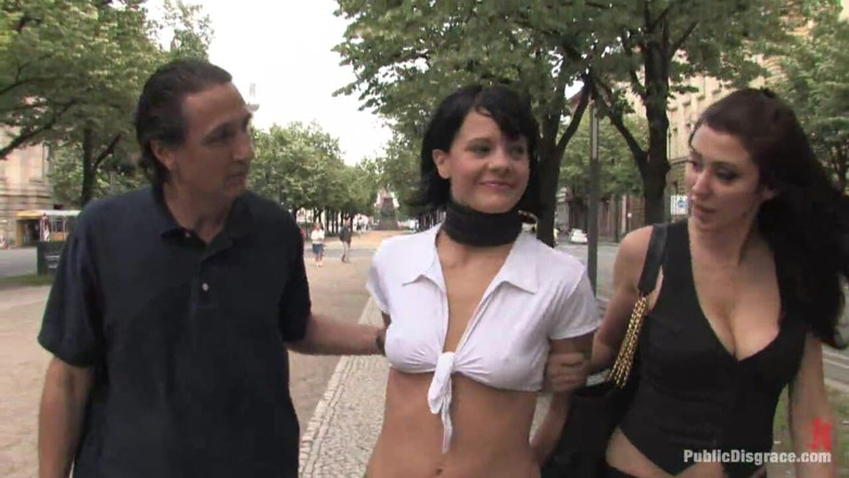 Public Disgrace by Kink: O passeio de cachorro