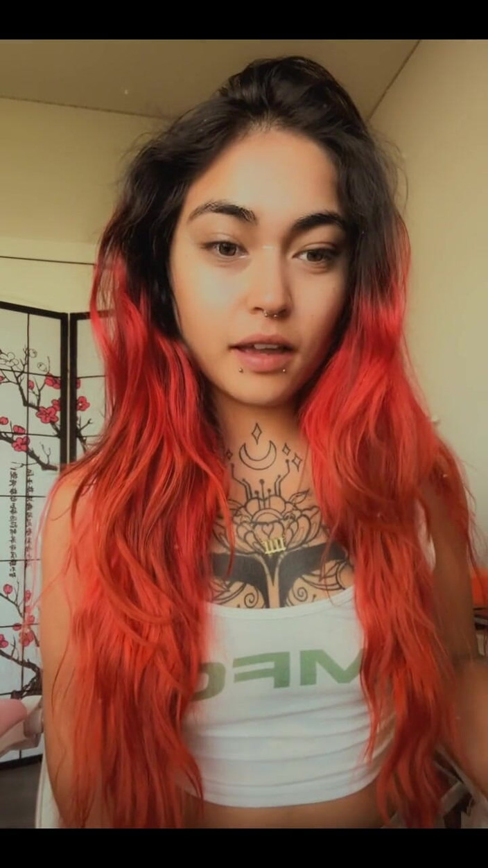lilRavenFox: ไลฟ์อัพเดท Omg, เปลือยไปกับฉันขณะที่ฉันรักษาเท้าล้ําค่าของฉัน lol
