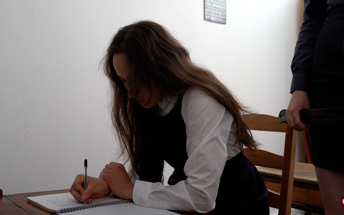 Good Giirl Mila Maeve: Otrokyně Mila byla tak vyděšená, že se zmočila