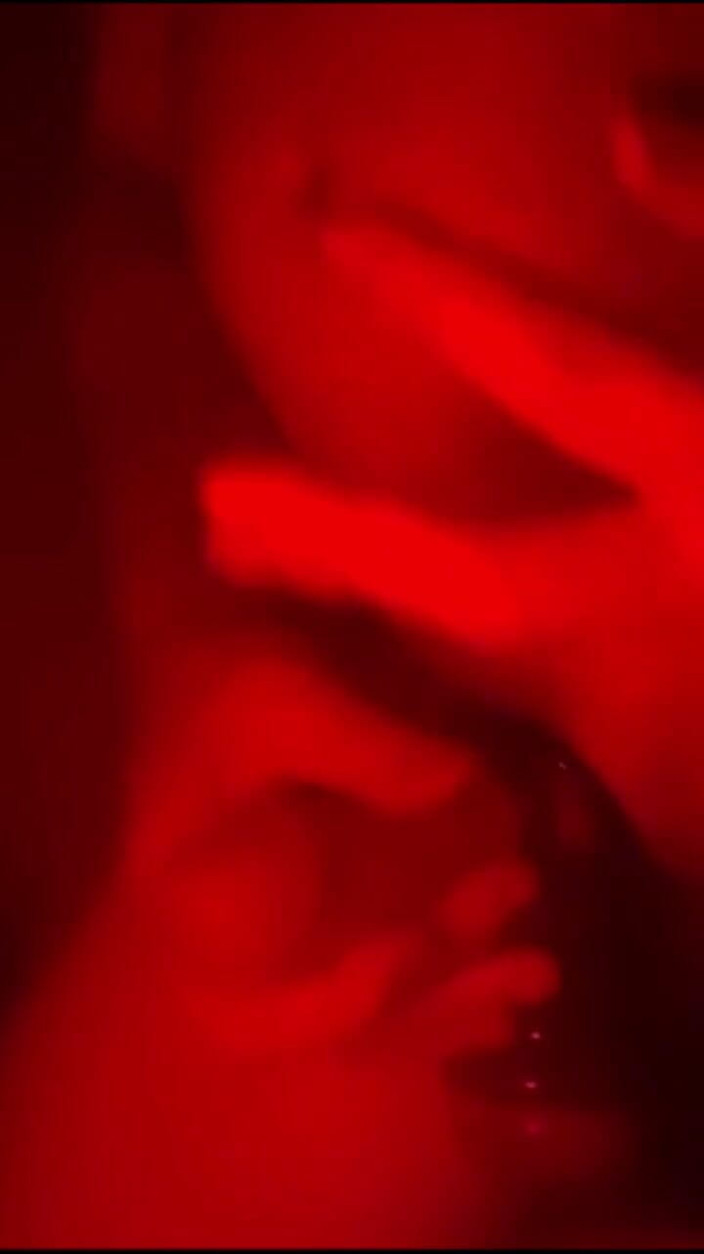 Kane Santiago: 빨간 모노크롬의 오일 자위