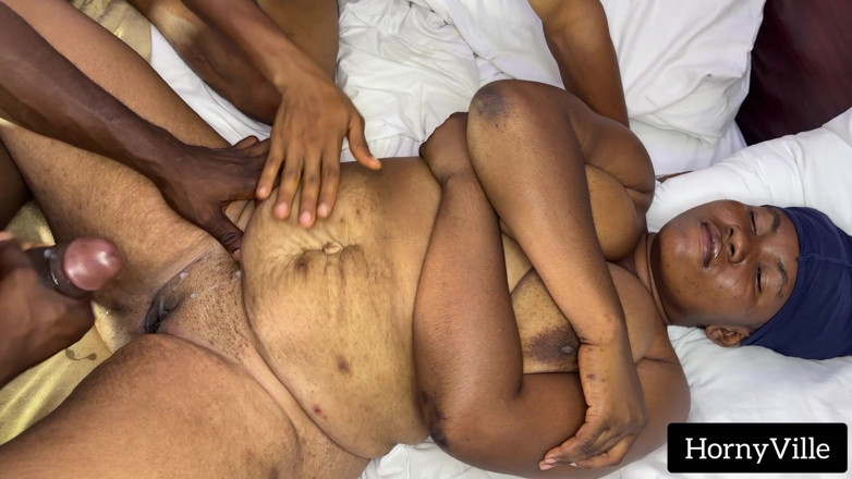 HornyVille: Bbw wordt gedeeld en geneukt door twee geile broers