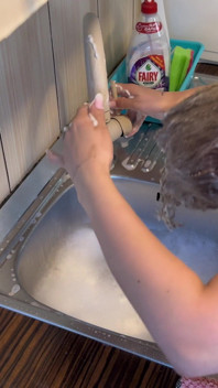 Lavaggio dei capelli con il liquido di inghiottitoio della cucina
