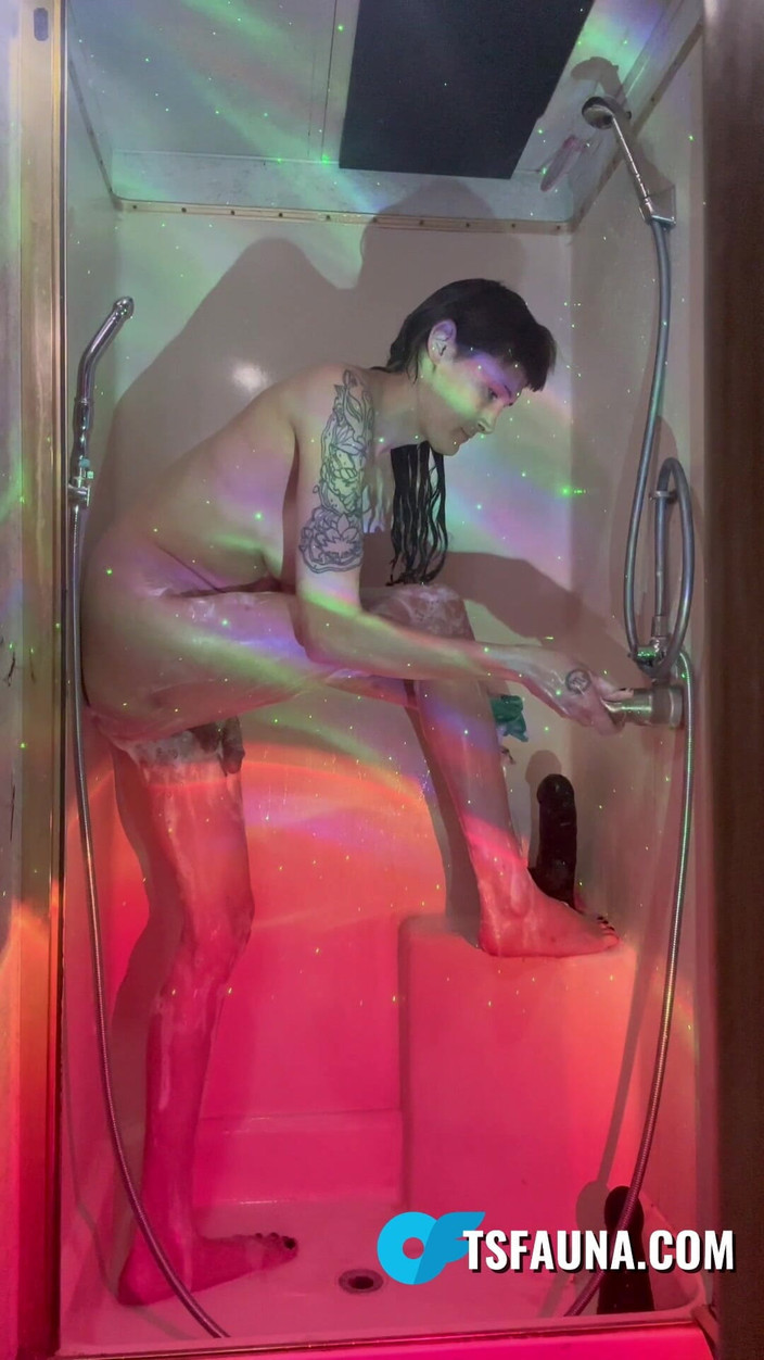 Cali Fauna: Shemale is stout onder de douche met een grote zwarte...