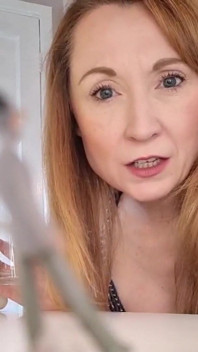 Giantess Kink Fängt Dich Unter Einem Glas Ein