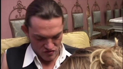 Inhonorof porn: 먼저 그녀는 그들을 위해 춤을 추고 남편과 그의 친구에 의해 DP에서 따먹히게 됩니다.