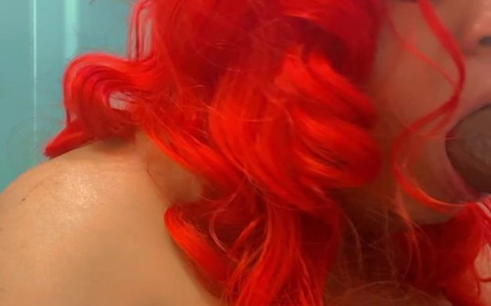 Hicktown_hoochi: Si cewek hot rambut merah lagi asik kontolmu pelan-pelan sampai...