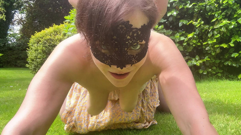 Queen-Lucy: Hete vrouw zuigt manlief af in de tuin en dan...