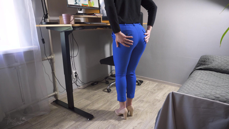 Teasecombo 4K: Sekretarka biura dokucza rajstopom do zdejmuje spodnie