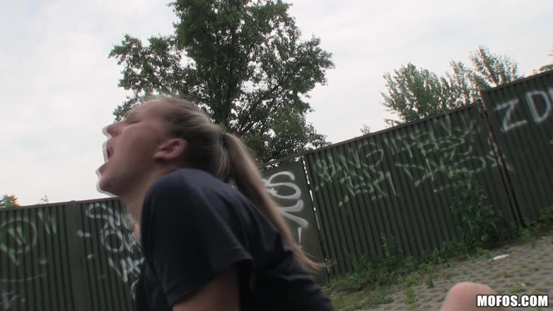 Public Pickups: Offentliga pickups - tjeckisk blondin rider stor kuk i billottet