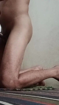 Sonam le da desi al hombre sentado en el sofá