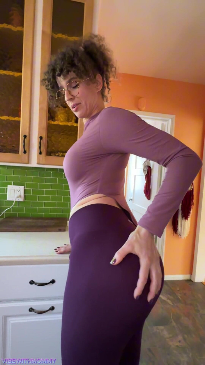 VibeWithMommy: Rich MILF Needs Fixing! Best Friends Stepmom Don't!