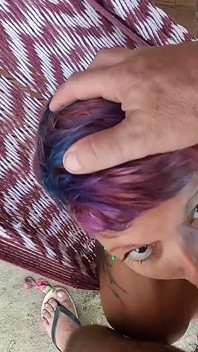 Manželka dostává ptáka do pusy, zatímco leží v houpací síti