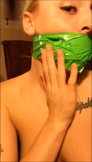 Selfgags classic: Я обожаю, когда мне заткают рот кляпом!