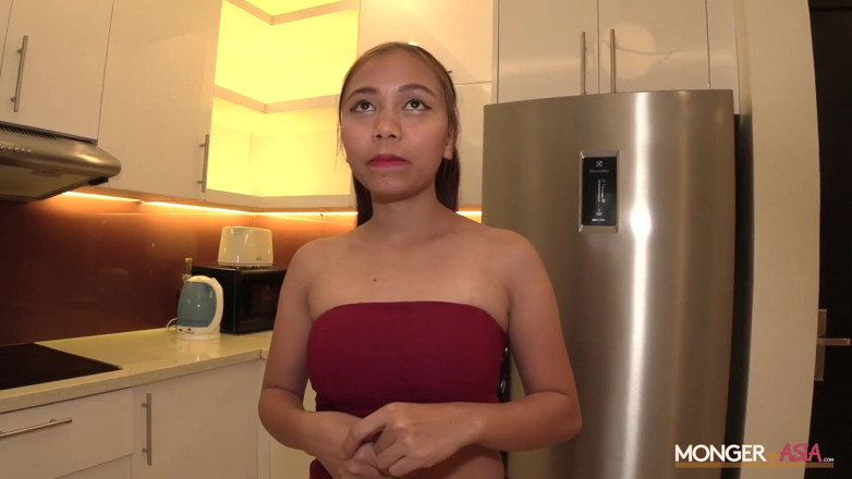 Monger In Asia: O servitoare asiatică sexy părăsește interviul cu o ejaculare înăuntru