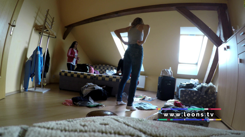 Leon Lambert Girls Twerk Parties CFNM: Cabine d'essayage avec 4 filles entièrement nues bavardant et choisissant des...