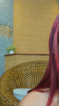 Tubuh langsing dan gadis rambut merah dikelabui dan... oleh Dildo-nya di webcam