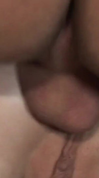 Frey Elle é aquela nova prostituta que adora aquela doce foda anal no sofá