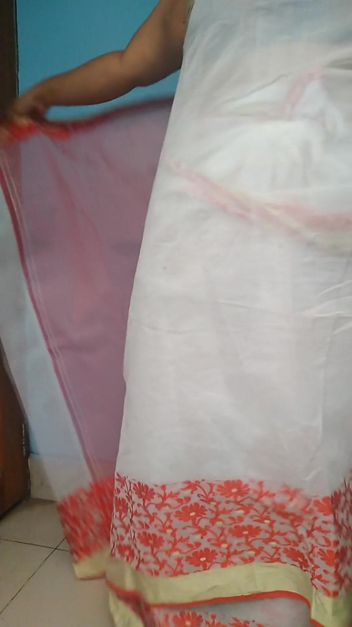 Aria Mia: 妻は義父の前で熱くなり、サリーを脱ぐ - インドのセックス