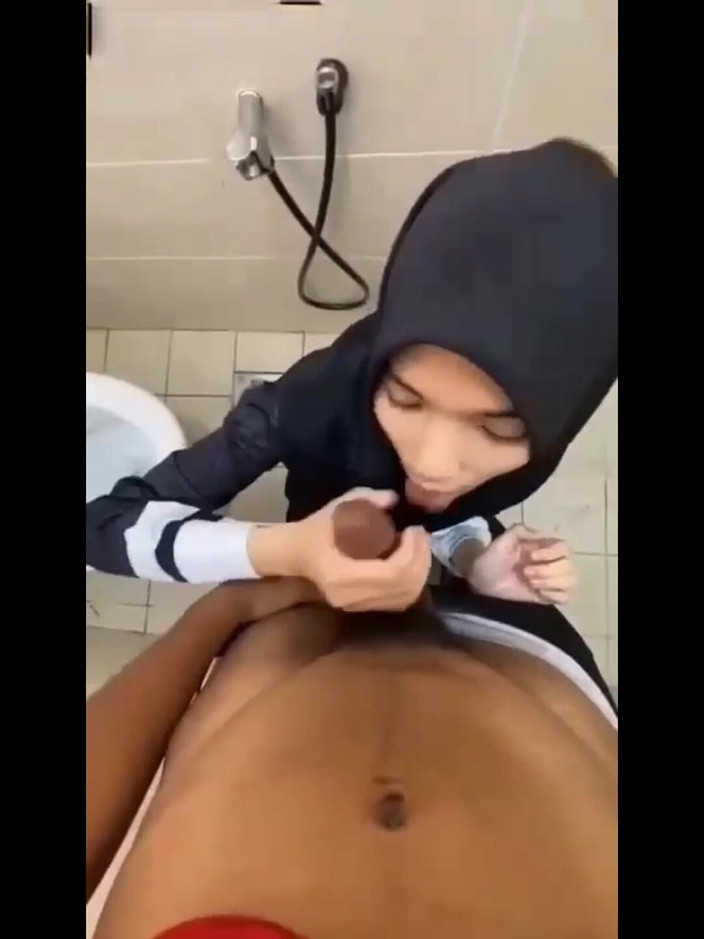 AnggelNis: Tuvalet yerleşkesinde jilbab oral