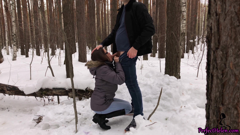 PerfectHelen: Tonåring djupt sugande och sensuellt knull i skogen - utomhus