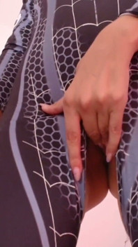 Chica araña delgada con culo perfecto masturba con consolador - orgasmo intenso