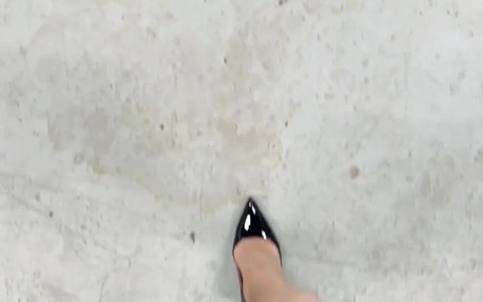 Eva Pans: Kaki banci transeksual pakai highheels