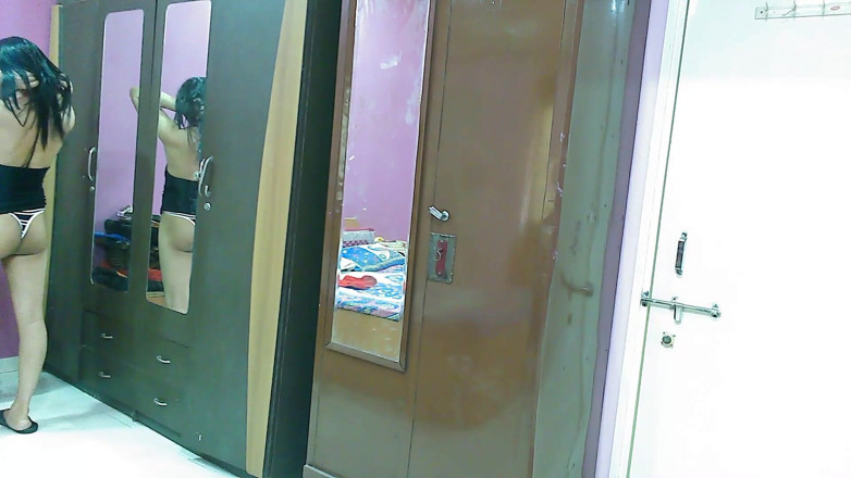 Cute & Nude Crossdresser: 性感的娘娘腔变装者femboy尝试作物上衣和丁字裤。