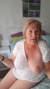 Fina chatta mentre esce dalla doccia completamente nuda e si prepara
