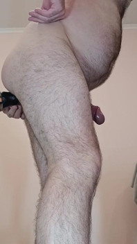 Un grosso dildo nero scopa il culo da dietro 1.