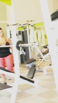 Baculatá Sofia Rose se vypracovává z velkého černého ptáka