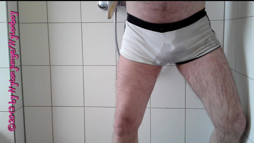 Pissing in Short (Carmen_Nylonjunge) Pissing in Short (Carmen_Nylonjunge)