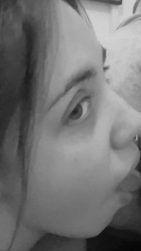 Pornellia succhia forte con lingua un bel buco del culo