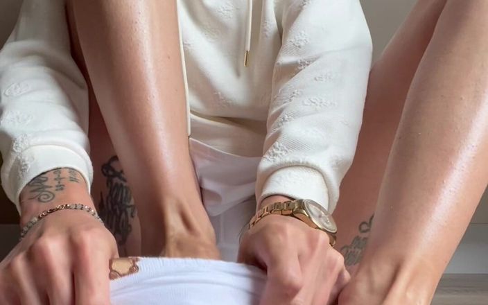 DeniseStar: Cewek seksi lagi asik mainin kaki seksinya