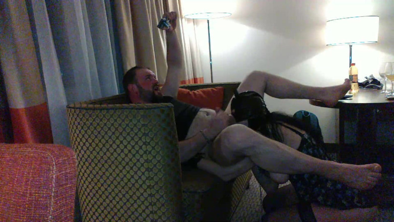 Toilet Mommy: ただ喉を使ってから顔に射精するだけです