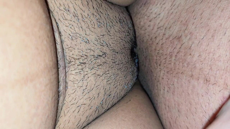 Faryal: Ngentot memek sempitku dong, tapi jangan crot di dalam memek...