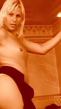 Sarışın travesti kaltak ırklararası üçlü grup sekste 2 yarak emiyor.