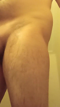 Si Masturba Con Un Bicchierino Di Carta