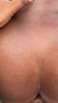 Cewek sange ini ditampar sama kontol raksasa pria kulit hitam di balkon rumah