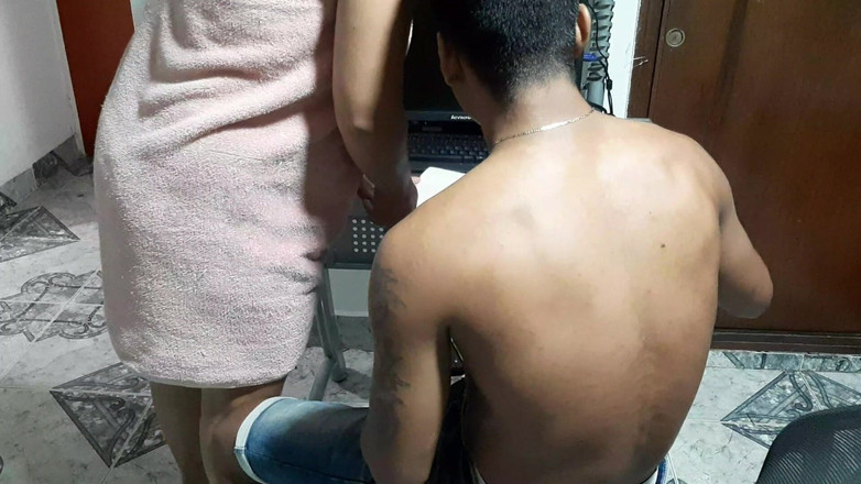 Carlo: Mi Hermanastra Me Distrae De Mis Deberes Para Hacerme Una...