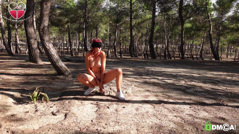 Candystart Videos: Mergând goală, masturbare legată la ochi