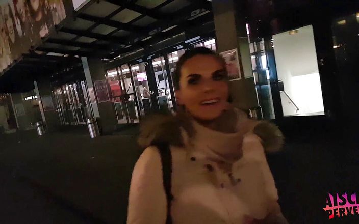 Aische Pervers: Milf alemana hace una mamada en el estacionamiento del aeropuerto