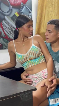 Eu faço minha meia-irmã tímida sentir meu pau enorme enquanto ela brinca com meu computador
