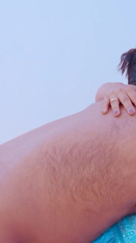 이웃의 섹스에 굶주리고 있는 핫한 몸매의 소녀