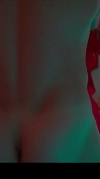 Petite rabuda loira vestido vermelho 4K widescreen