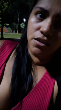 Nicoly mattos mostra la figa pelosa e le grandi tette in una piazza