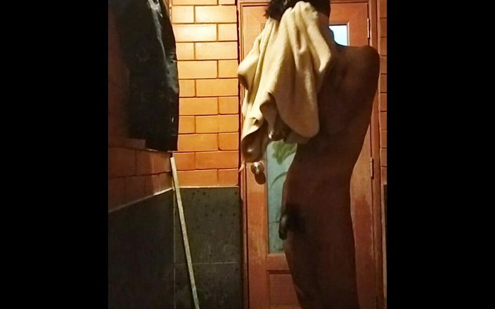 Normai: Un joven toma una ducha, sexo