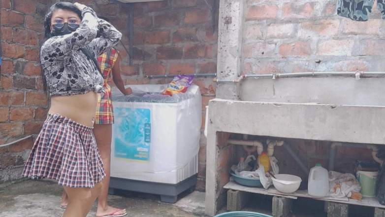 NEGRITA SEXY: Sousedé mluví špinavě na sousedním dvoře. Mají malý zadek.