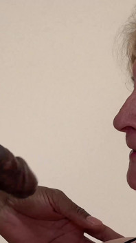 81歳のおばあちゃんのためのラフBBCサプライズ